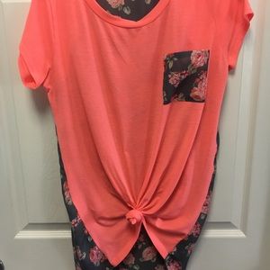 🎁 2 for $12   Bright peach/orange flowered blouse
